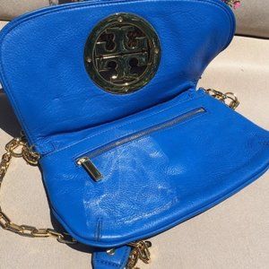 TORY BURCH Blue leather AMANDA Goldtone LOGO magnetic clutch Crossbody
